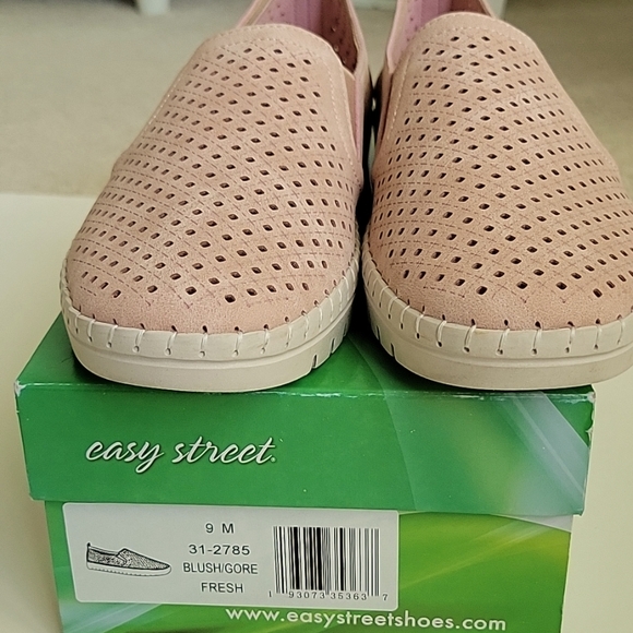 New Reduction "Fresh" by Easy Street EUC - Picture 7 of 14